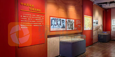 在設(shè)計(jì)紅色展廳的環(huán)境布展時(shí)，如何突出展品的歷史感和文化內(nèi)涵？